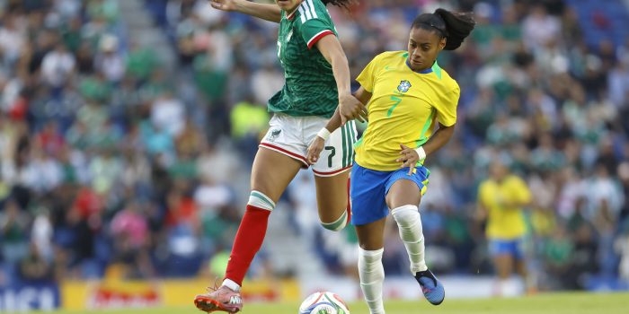Aaliyah Shiria Farmer (i), de México, disputa el balón con Tainá José Lopes, de Brasil, durante un partido amistoso entre México y Brasil en el estadio Ciudad de los Deportes en Ciudad de México (México). EFE/Sáshenka Gutiérrez