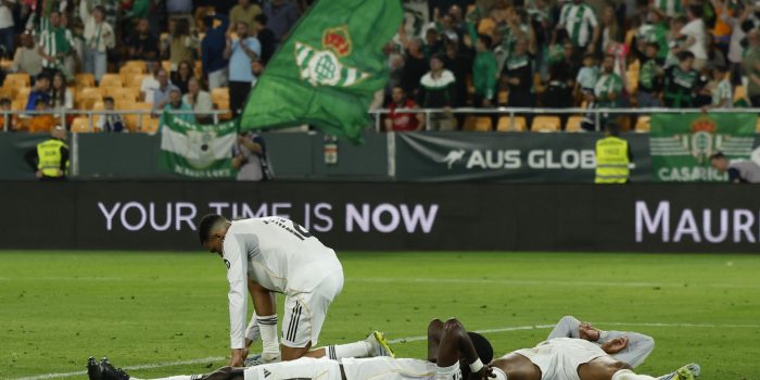 Los jugadores del Real Madrid tras encajar el gol que ha significado el empate final del encuentro correspondiente a la jornada 32 de LaLiga que han disputado Real Betis y Real Madrid este viernes en el estadio de La Cartuja, en Sevilla. EFE/ Julio Muñoz.
