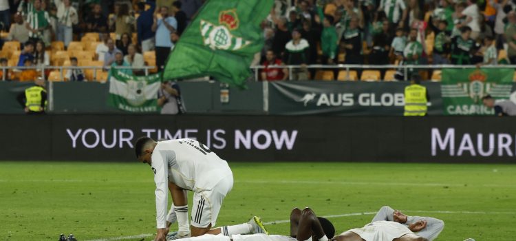 Los jugadores del Real Madrid tras encajar el gol que ha significado el empate final del encuentro correspondiente a la jornada 32 de LaLiga que han disputado Real Betis y Real Madrid este viernes en el estadio de La Cartuja, en Sevilla. EFE/ Julio Muñoz.