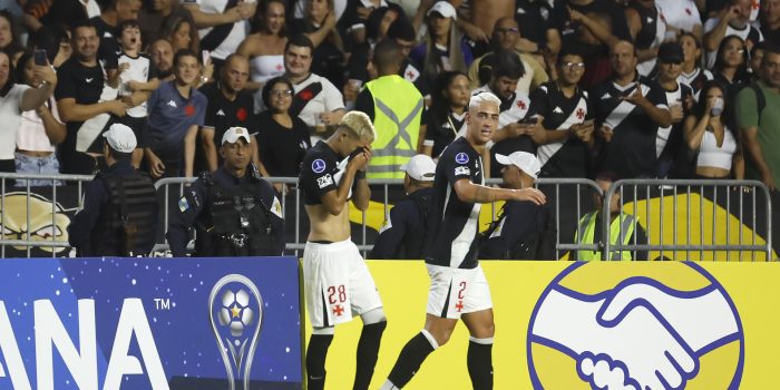 Adson (i) cerró este jueves con su gol el macizo triunfo de Vasco da Gama por 3-0 sobre Olimpia en partido de la tercera jornada de la fase de grupos de  la Copa Sudamericana jugado en el estadio Sao Januário, de Rio de Janeiro. EFE/ Antonio Lacerda