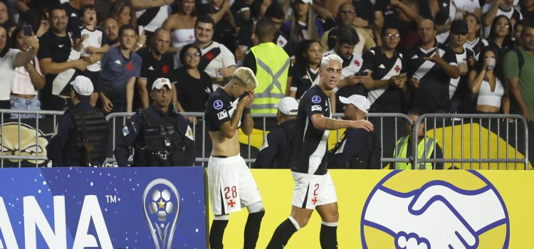 Adson (i) cerró este jueves con su gol el macizo triunfo de Vasco da Gama por 3-0 sobre Olimpia en partido de la tercera jornada de la fase de grupos de  la Copa Sudamericana jugado en el estadio Sao Januário, de Rio de Janeiro. EFE/ Antonio Lacerda