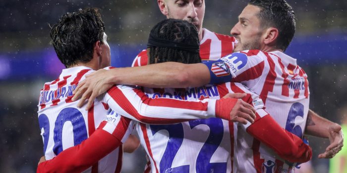 (I-D)Los jugadores del Atletico Giuliano Simeone, Koke, Ademola Lookman y Matteo Ruggeri durante el partido de la fase de acceso a octavos entre el Brujas y el Atlético de Madrid en Brujas, Bélgica.EFE/EPA/OLIVIER MATTHYS