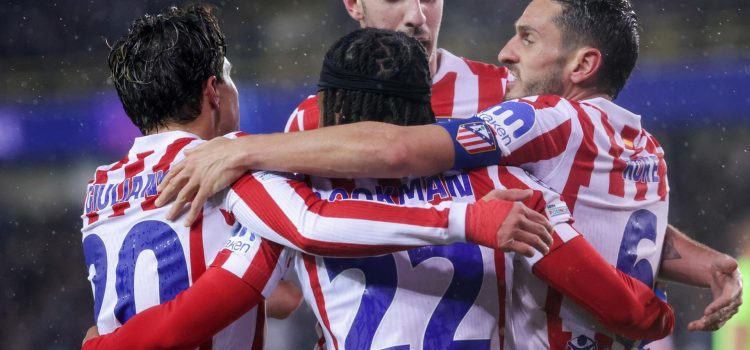 (I-D)Los jugadores del Atletico Giuliano Simeone, Koke, Ademola Lookman y Matteo Ruggeri durante el partido de la fase de acceso a octavos entre el Brujas y el Atlético de Madrid en Brujas, Bélgica.EFE/EPA/OLIVIER MATTHYS