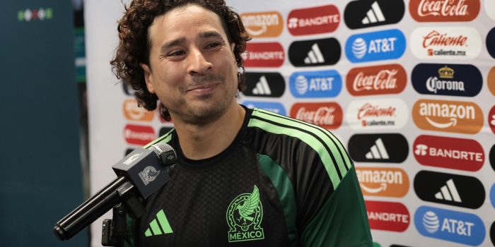 El jugador de la selección mexicana de fútbol Guillermo Ochoa habla en una rueda de prensa este viernes, en el Centro de Alto Rendimiento de la Federación Mexicana de Fútbol, en Ciudad de México (México). EFE/ José Méndez