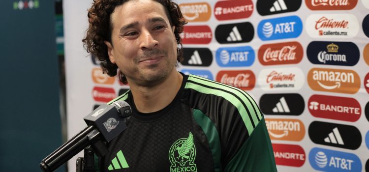 El jugador de la selección mexicana de fútbol Guillermo Ochoa habla en una rueda de prensa este viernes, en el Centro de Alto Rendimiento de la Federación Mexicana de Fútbol, en Ciudad de México (México). EFE/ José Méndez