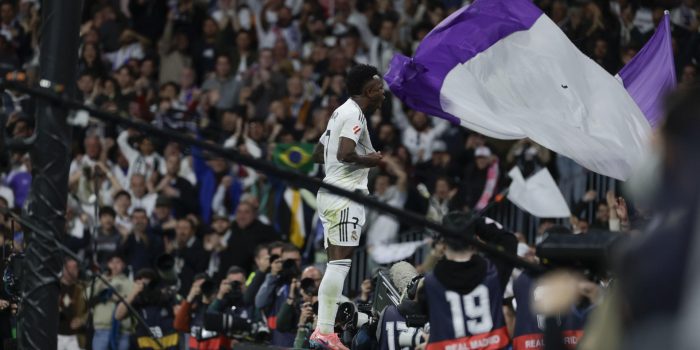 El delantero del Real Madrid Vinicius Junior celebra tras marcar el 3-2, durante el partido de la jornada 29 de LaLiga que Real Madrid y Atlético de Madrid disputaron en el estadio Santiago Bernabéu. EFE/Juanjo Martín