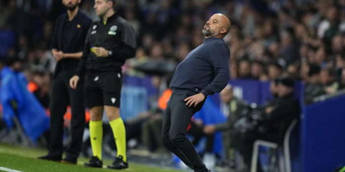 El entrenador del Espanyol José Manuel González, durante el partido de LaLiga de fútbol que RCD Espanyol y Real Madrid disputan este domingo en el RCDE Stadium, en Barcelona. EFE/ Siu Wu