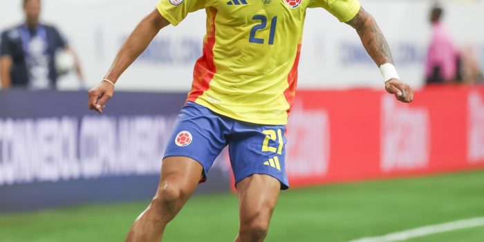 alt Daniel Muñoz piensa en el título y no en el invicto de Colombia