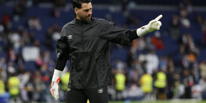 Fotografía de Mariscal, en la que puede verse en una imagen de archivo del 9 de marzo de 2025 al portero del Rayo Vallecano, el argentino Augusto Batalla. EFE