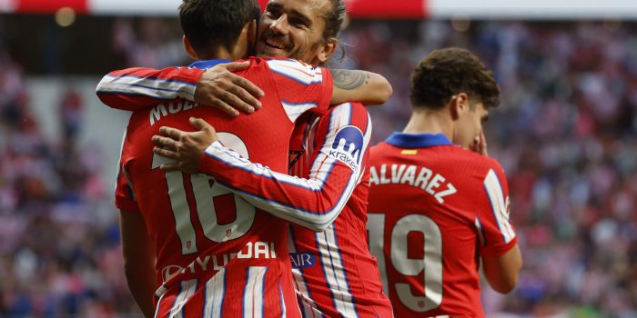 Julián Álvarez (d) junto a Antoine Griezmann (c) y Nahuel Molina (i) tras marcar Julián el tercer gol del equipo durante el partido de la jornada 37 de LaLiga entre el Atlético de Madrid y el Real Betis en el estadio Metropolitano, en Madrid. EFE/ Mariscal