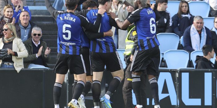 El jugador del Oviedo Federico Viñas (c), celebra su gol contra el Celta de Vigo, durante el partido de la jornada 31 de la LaLiga EA Sports de fútbol que Celta de Vigo y Real Oviedo disputaron en el estadio de Balaídos. EFE/ Salvador Sas