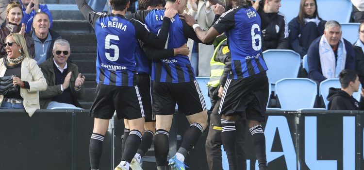 El jugador del Oviedo Federico Viñas (c), celebra su gol contra el Celta de Vigo, durante el partido de la jornada 31 de la LaLiga EA Sports de fútbol que Celta de Vigo y Real Oviedo disputaron en el estadio de Balaídos. EFE/ Salvador Sas