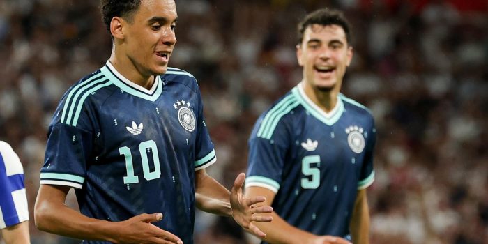 El jugador del Alemania Jamal Musiala celebra el 4-0 durante el amistosos que han jugado Alemania y Finlandia en Maguncia, Alemania. EFE/EPA/CHRISTOPHER NEUNDORF