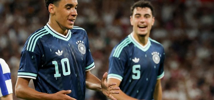 El jugador del Alemania Jamal Musiala celebra el 4-0 durante el amistosos que han jugado Alemania y Finlandia en Maguncia, Alemania. EFE/EPA/CHRISTOPHER NEUNDORF
