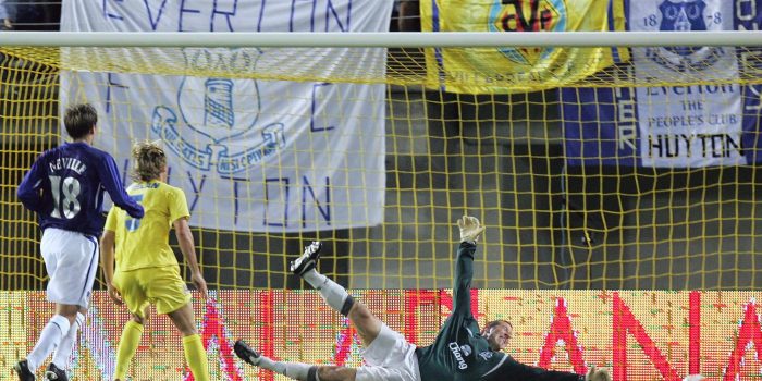 Imagen de archivo del exjugador uruguayo del Villarreal, Diego Martín Forlán Corazo (2ºd), en un partido en 2005 contra el Everton. EFE/Kai Försterling.