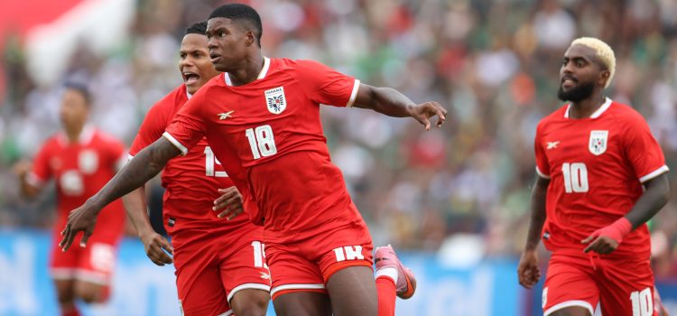 Lucas Chávez (c) de Panamá celebra un gol en un partido amistoso entre Bolivia y Panamá. EFE/ Luis Gandarillas