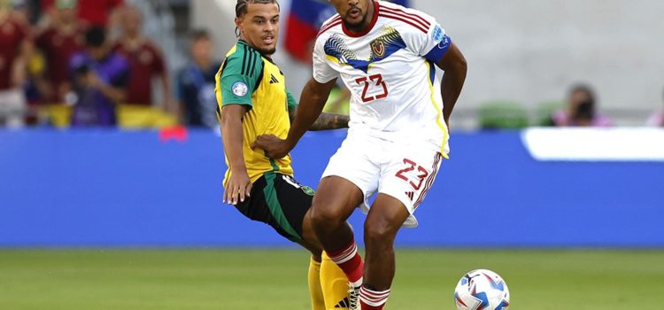 Joel Latibeaudiere (i), defensor de Jamaica, en acción contra el delantero venezolano José Salomon Rondon (d) en la Copa América 2024. EFE/EPA/ADAM DAVIS