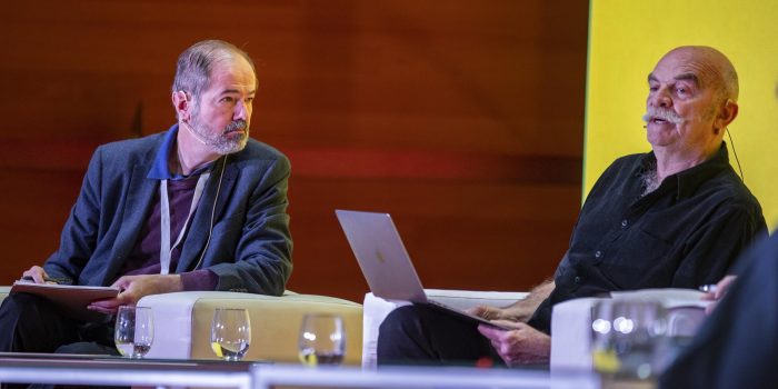 Fotografía de archivo, tomada el pasado 28 de marzo, en la que se registró al escritor y periodista mexicano Juan Villoro (i) y al periodista y escritor argentino Martín Caparrós, en Cádiz (España). EFE/Román Ríos.