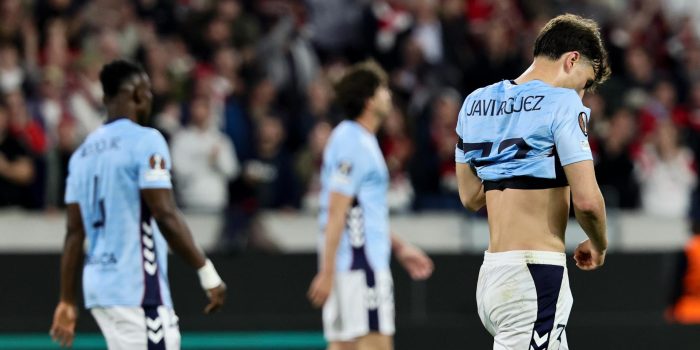 Los jugadores del Celta tras encajar el 2-0 ante el Friburgo en la ida de cuartos de la Liga Europa. EFE/EPA/RONALD WITTEK