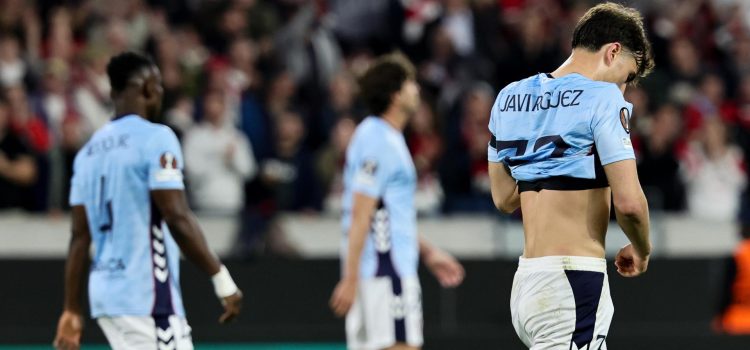 Los jugadores del Celta tras encajar el 2-0 ante el Friburgo en la ida de cuartos de la Liga Europa. EFE/EPA/RONALD WITTEK