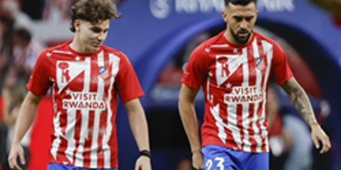 Julián Alvarez y Nico González, antes del partido contra el Villarreal. EFE/Sergio Pérez.