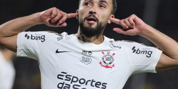 Zakaria Labyad, de Corinthians, celebra su gol este jueves en un partido de la Copa Libertadores ante Corinthians en el estadio Campeón del Siglo, en Montevideo. EFE/ Gastón Britos