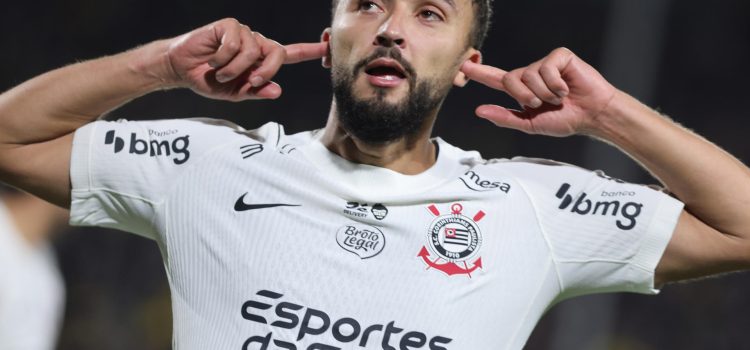 Zakaria Labyad, de Corinthians, celebra su gol este jueves en un partido de la Copa Libertadores ante Corinthians en el estadio Campeón del Siglo, en Montevideo. EFE/ Gastón Britos