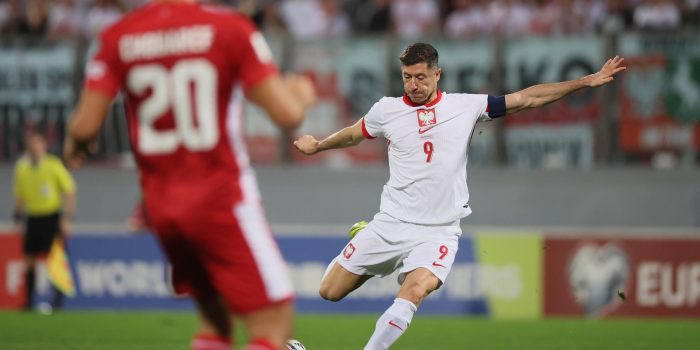 El polaco Robert Lewandowski, en acción durante el partido que su selección disputó este lunes contra Malta, correspondiente a la fase de clasificación europea para el Mundial 2026. . EFE/ Leszek Szymanski *POLAND OUT*