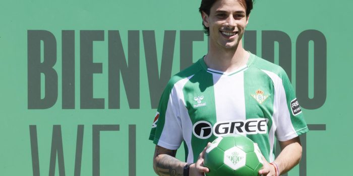 El defensa argentino Valentín Gómez durante su presentación como nuevo jugador del Real Betis en la ciudad deportiva Luis del Sol en Sevilla. EFE/ Jose Manuel Vidal