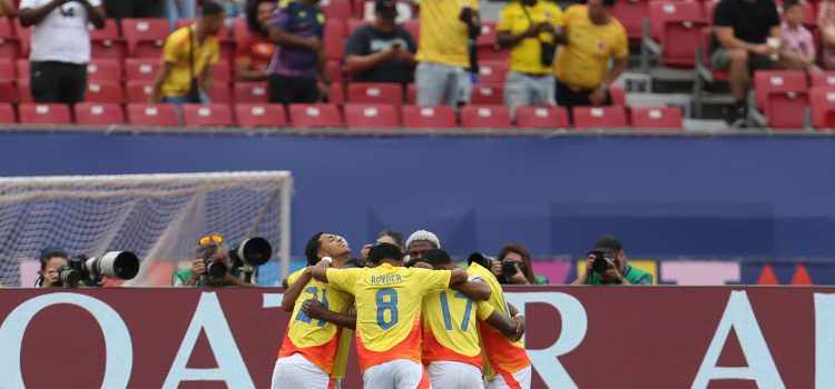 Jugadores de la selección sub-20 de Colombia celebran este sábado la conquista del tercer puesto del Mundial juvenil de Chile tras derrotar por 1-0 a la de Francia en el estadio Nacional Julio Martínez Prádanos, de Santiago. EFE/ Ailen Díaz