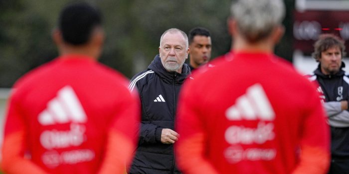 Fotografía cedida por la Federación Peruana de Fútbol (FPF) que muestra al seleccionador peruano, el brasileño Mano Menezes, durante un entrenamiento este martes en París. EFE/ Federación Peruana de Fútbol