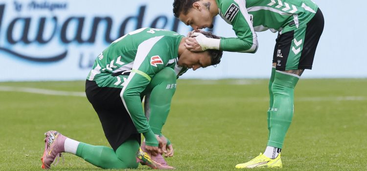 - Los jugadores del Real Betis Deossa y Antony durante el encuentro correspondiente a la jornada 22 de LaLiga EA Sports disputado entre el Real Betis y el Valencia CF en el estadio de La Cartuja en Sevilla. EFE/ José Manuel Vidal