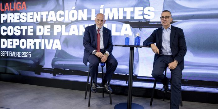 El presidente de LaLiga, Javier Tebas (i) y su director general corporativo,Javier Gómez, durante la presentación de los nuevos límites de coste de las plantillas del fútbol profesional español tras el cierre del mercado de verano. EFE/ Daniel Gonzalez