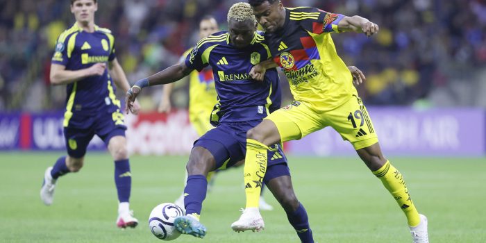 Raul Zúñiga (d) de América disputa un balón con Maxwell Woledzi de Nashville este martes, en un partido por los cuartos de final de la Copa de Campeones de la Concacaf disputado en el estadio Banorte en Ciudad de México (México). EFE/Sáshenka Gutiérrez