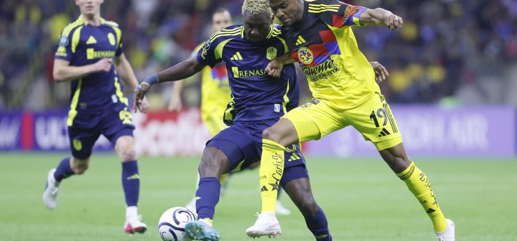 Raul Zúñiga (d) de América disputa un balón con Maxwell Woledzi de Nashville este martes, en un partido por los cuartos de final de la Copa de Campeones de la Concacaf disputado en el estadio Banorte en Ciudad de México (México). EFE/Sáshenka Gutiérrez