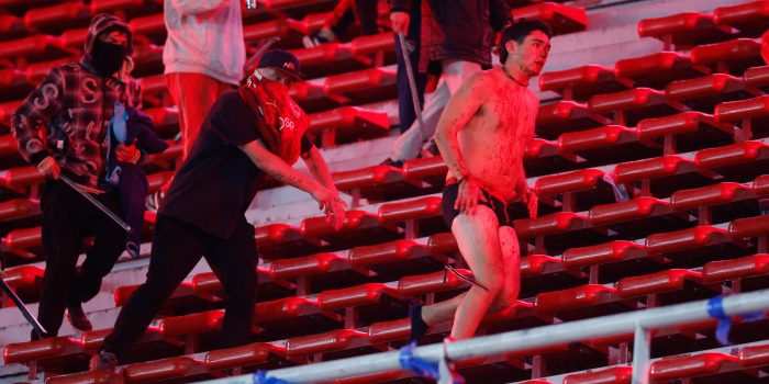 Hinchas se enfrentan en un partido de los octavos de final de la Copa Sudamericana, en una imagen de archivo. EFE/ Juan Ignacio Roncoroni