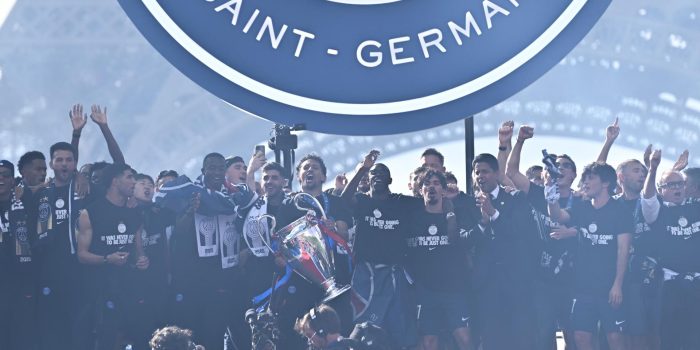 Marquinhos, la Copa de Europa y toda la plantilla del pSG junto a la Torre Eiffel. EFE/EPA/FIRAS ABDULLAH