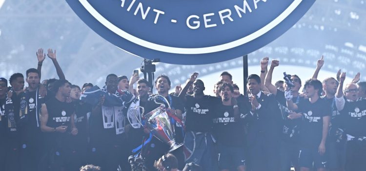 Marquinhos, la Copa de Europa y toda la plantilla del pSG junto a la Torre Eiffel. EFE/EPA/FIRAS ABDULLAH