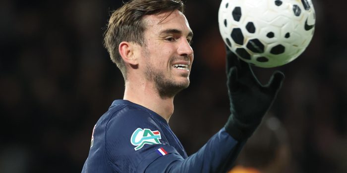 Fotografía de Christophe Petit Tesson, en la que puede verse en una imagen de archivo del pasado 12 de enero al futbolista español Fabián Ruiz, del PSG. EFE