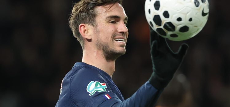 Fotografía de Christophe Petit Tesson, en la que puede verse en una imagen de archivo del pasado 12 de enero al futbolista español Fabián Ruiz, del PSG. EFE