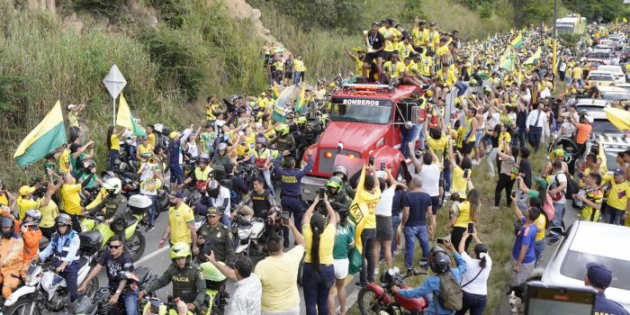 alt Un río humano recibe al Bucaramanga con su primera copa de la liga de fútbol en Colombia