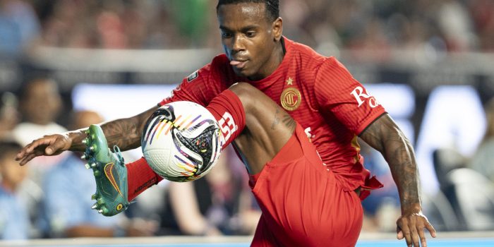 Helinho, de Toluca controla el balón en partido de la fase de grupos de la Leagues Cup ante el New York City en el Yankee Stadium en Nueva York (Estados Unidos). EFE/Ángel Colmenares