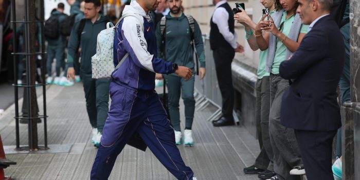 El argentino Cuti Romero, en Bilbao, entrando en el hotel de concentración de su equipo, el Tottenham, en la víspera de la final de la Liga Europa ante el Manchester United.EFE/ Luis Tejido