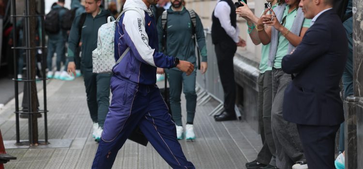 El argentino Cuti Romero, en Bilbao, entrando en el hotel de concentración de su equipo, el Tottenham, en la víspera de la final de la Liga Europa ante el Manchester United.EFE/ Luis Tejido