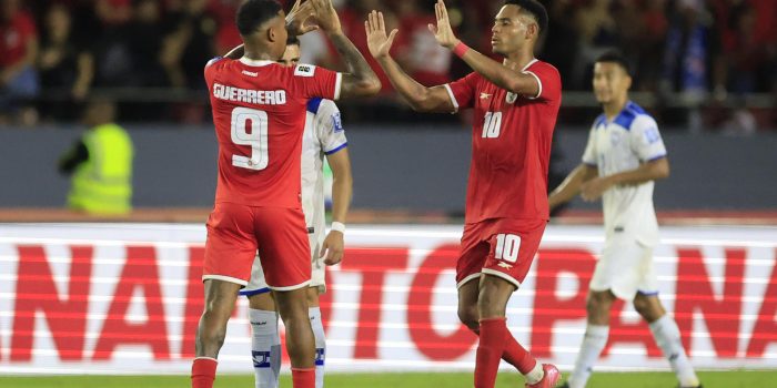 Ismael Díaz (d) y Eduardo Guerrero de Panamá celebran un gol ante Nicaragua. EFE/ Bienvenido Velasco