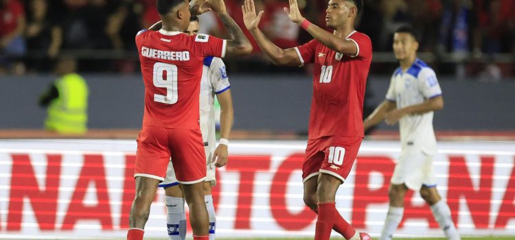 Ismael Díaz (d) y Eduardo Guerrero de Panamá celebran un gol ante Nicaragua. EFE/ Bienvenido Velasco