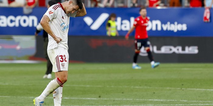 El defensa del Sevilla Andrés Castrín al finalizar el partido de la jornada 32 de LaLiga que Atlético Osasuna y Sevilla FC disputaron en el estadio de El Sadar, en Pamplona. EFE/ Villar López