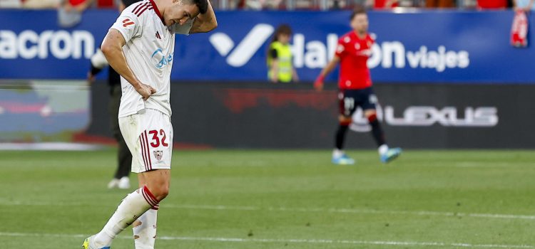 El defensa del Sevilla Andrés Castrín al finalizar el partido de la jornada 32 de LaLiga que Atlético Osasuna y Sevilla FC disputaron en el estadio de El Sadar, en Pamplona. EFE/ Villar López