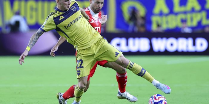 Kevin Zenon (i), de Boca Juniors, disputa el balón con Raphael Guerreiro, del Bayern Múnich, en el partido en Miami del Mundial de Clubes. EFE/EPA/CRISTOBAL HERRERA-ULASHKEVICH