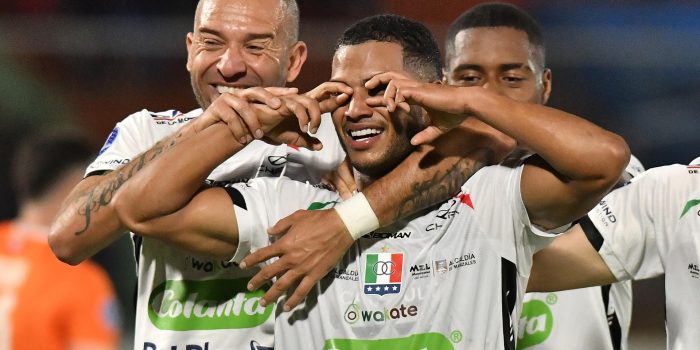 Jugadores de Once Caldas celebran este miércoles la goleada por 0-3 que propinaron en el estadio Félix Capriles, de Cochabamba, al San Antonio Bulo Bulo en el partido de ida de repesca por un cupo en los octavos de final de la Copa Sudamericana. EFE/ Jorge Abrego